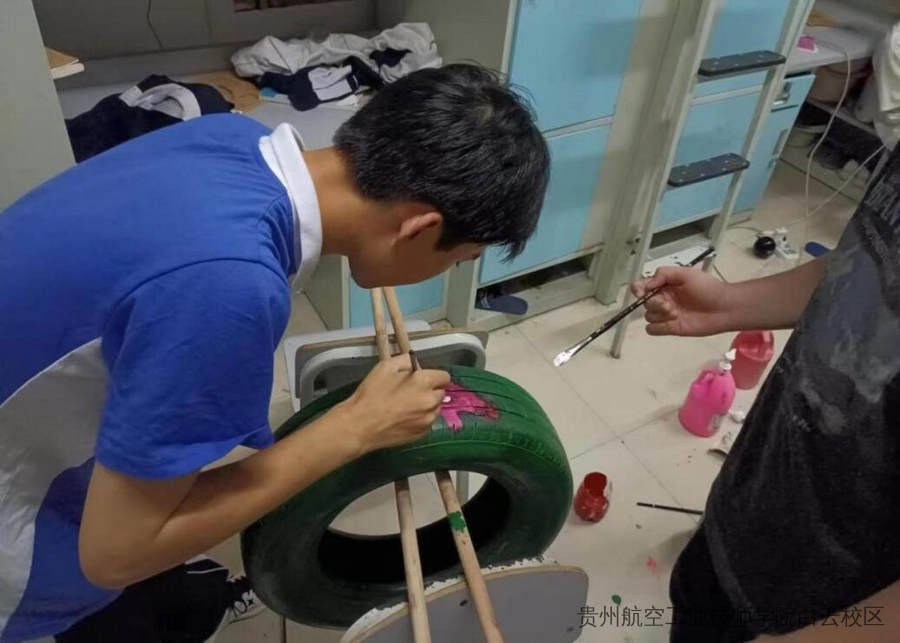 贵州航空工业技师学院二戈寨校区涂鸦创新手工创作活动