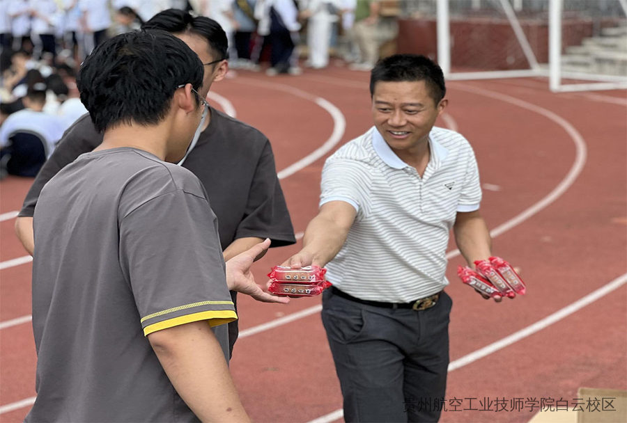 情暖中秋 心系学子——贵州航空工业技师学院二戈寨校区为在校学生发放中秋月饼